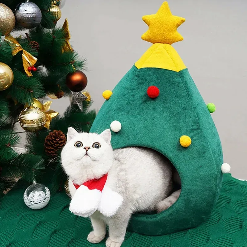Luxurious Christmas Cat House - Cozy, Plush Design for Feline Relaxation and Festive Play