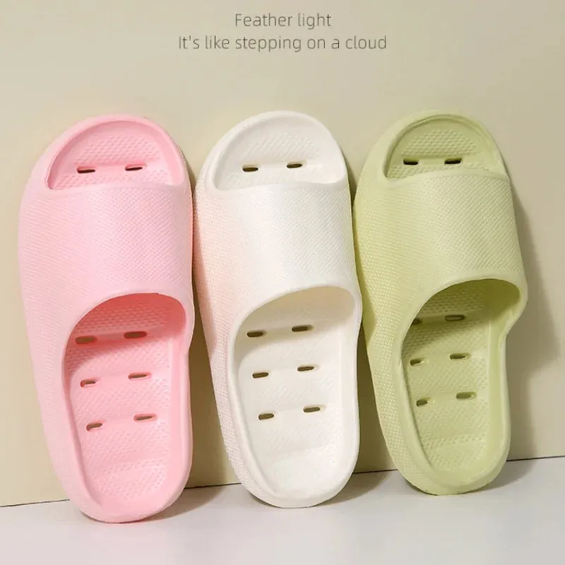 Quick-drying cheap women's slippers Non-slip soft-sole bathroom slippers hollowed out leaky slippers Casual couple home slippers